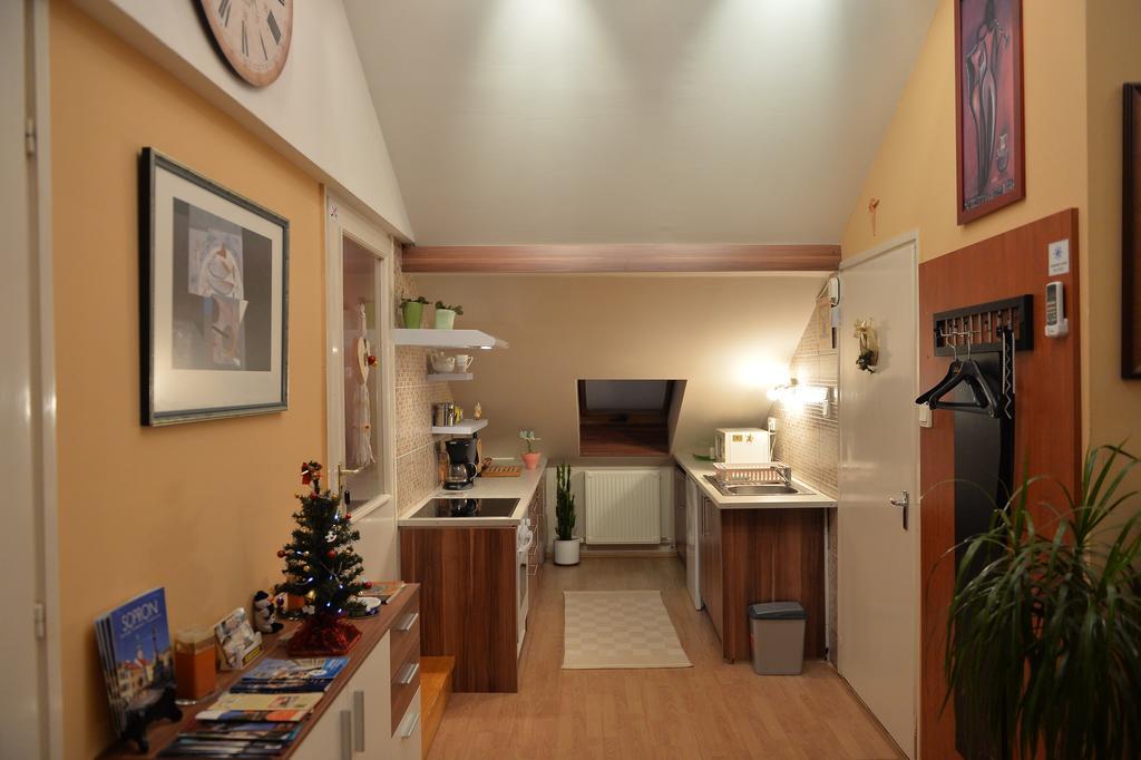Sopron Eszter Apartman Rom bilde